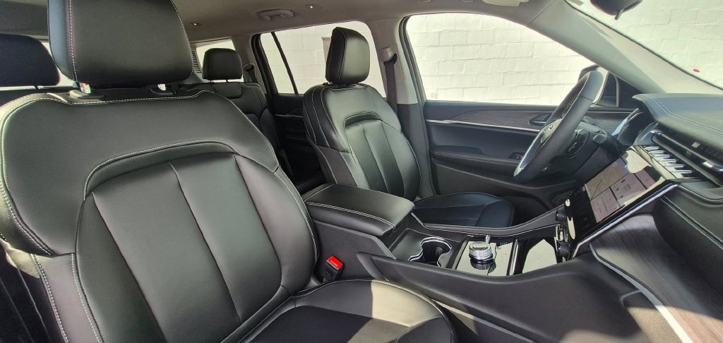 Used 2024 Jeep Grand Cherokee L Limited AWD/4WD image 4