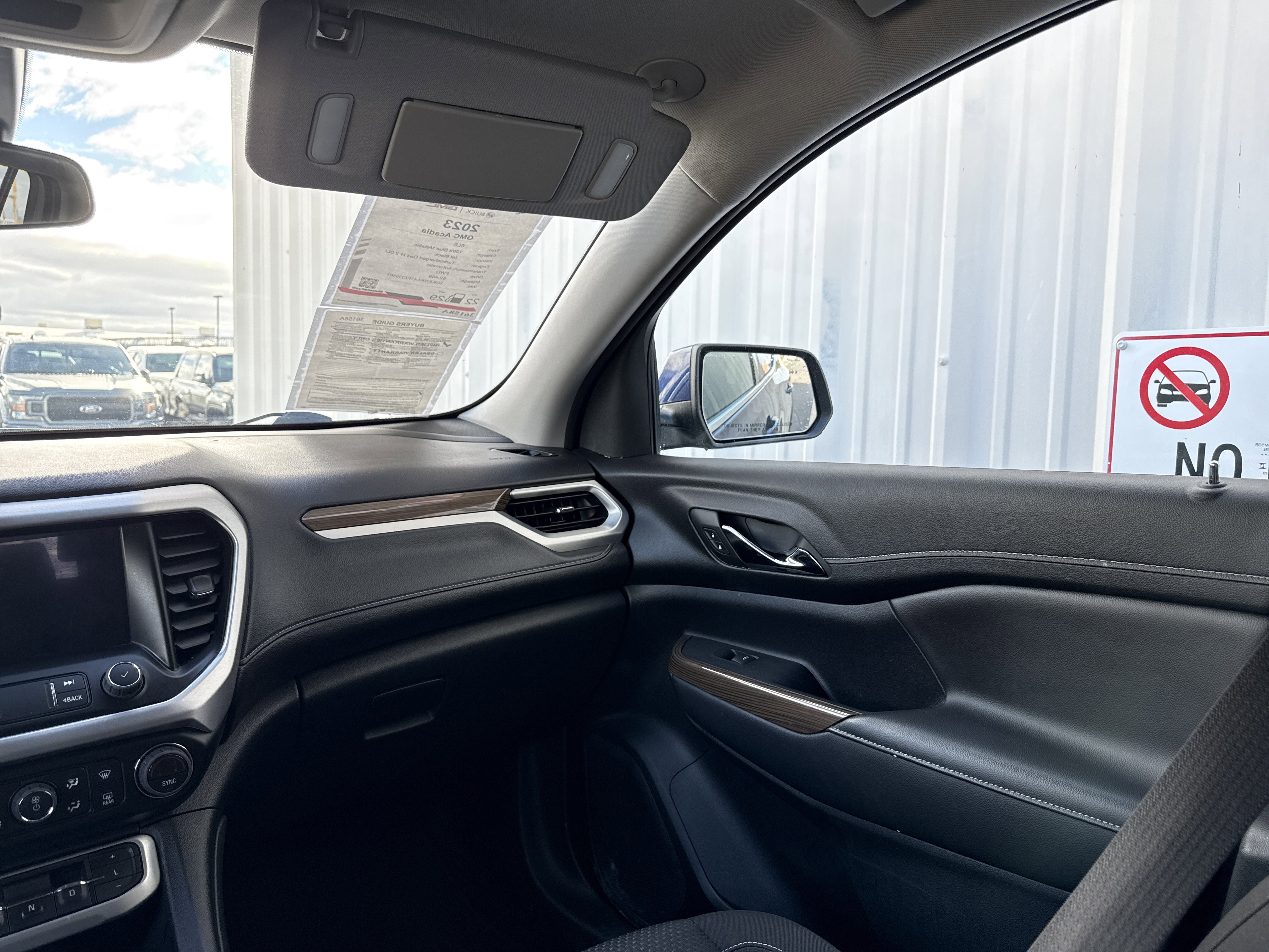 Used 2023 GMC Acadia SLE image 17