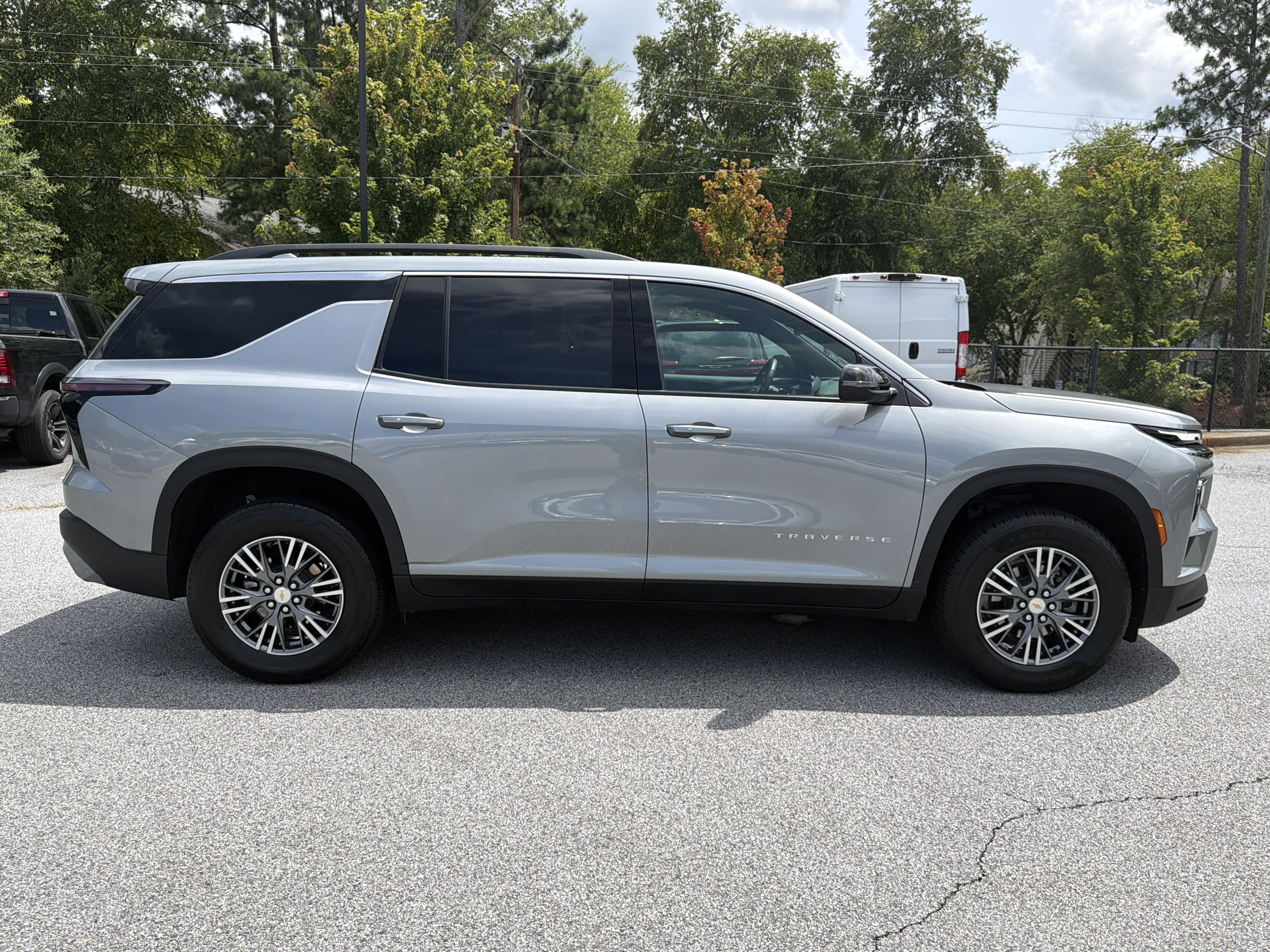 Used 2025 Chevrolet Traverse LT FWD image 9