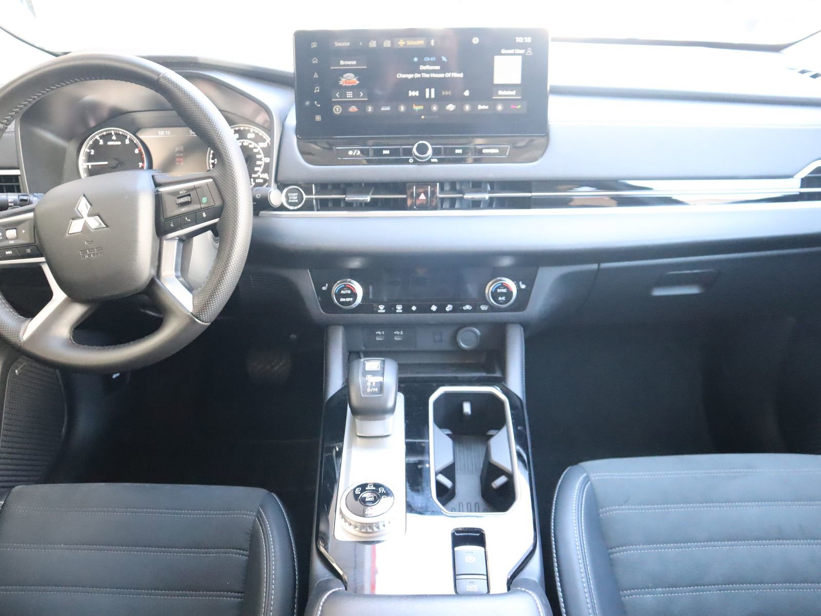 Used 2025 Mitsubishi Outlander AWD image 29