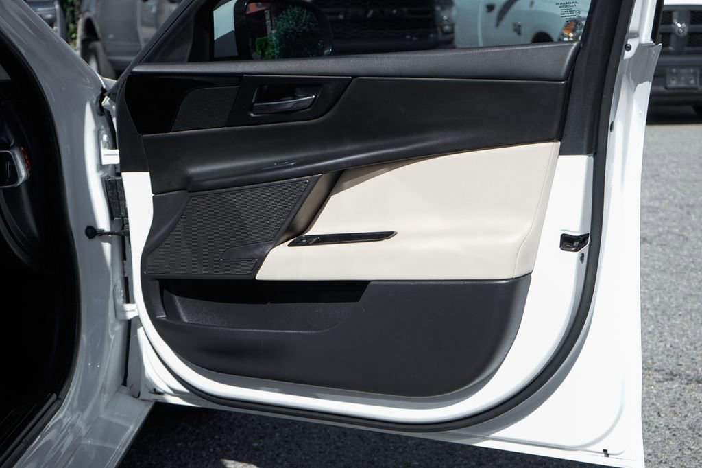 Used 2017 Jaguar XE image 39