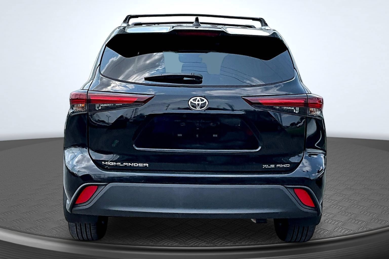 Used 2024 Toyota Highlander XLE AWD/4WD image 4