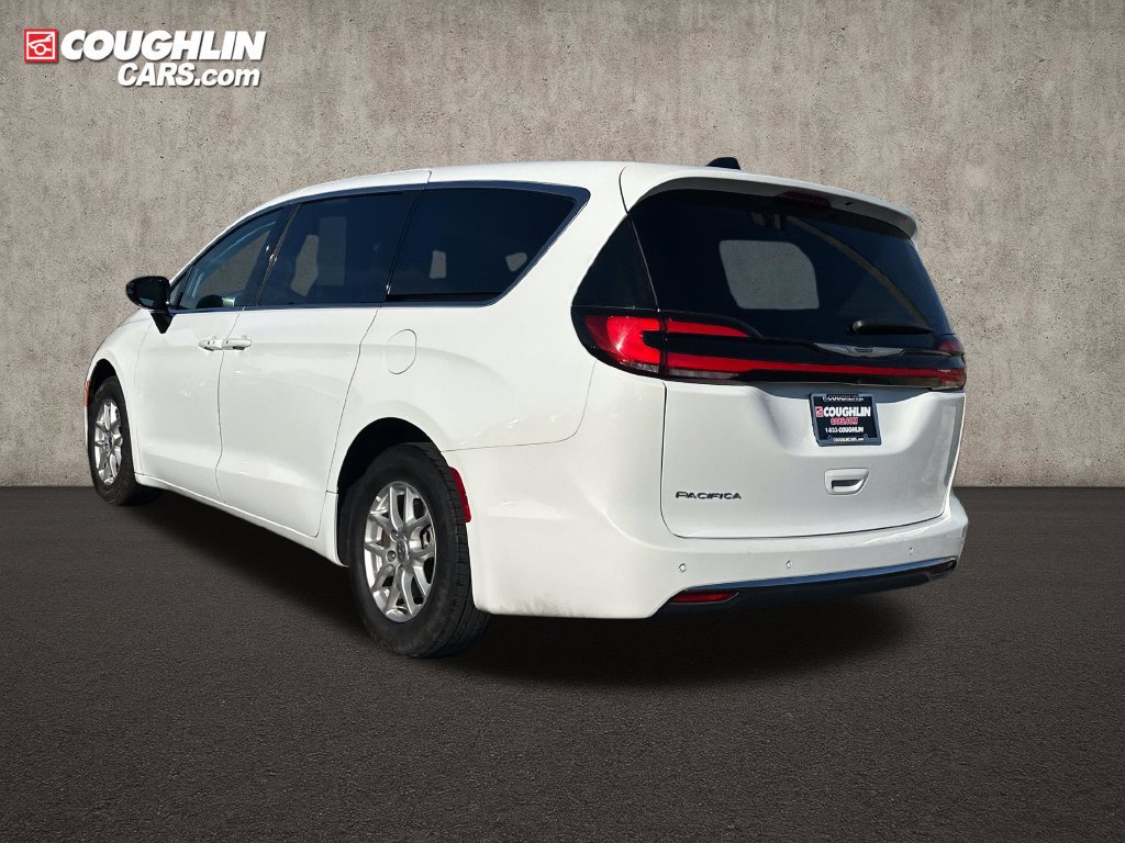 Used 2024 Chrysler Pacifica Touring-L FWD image 5