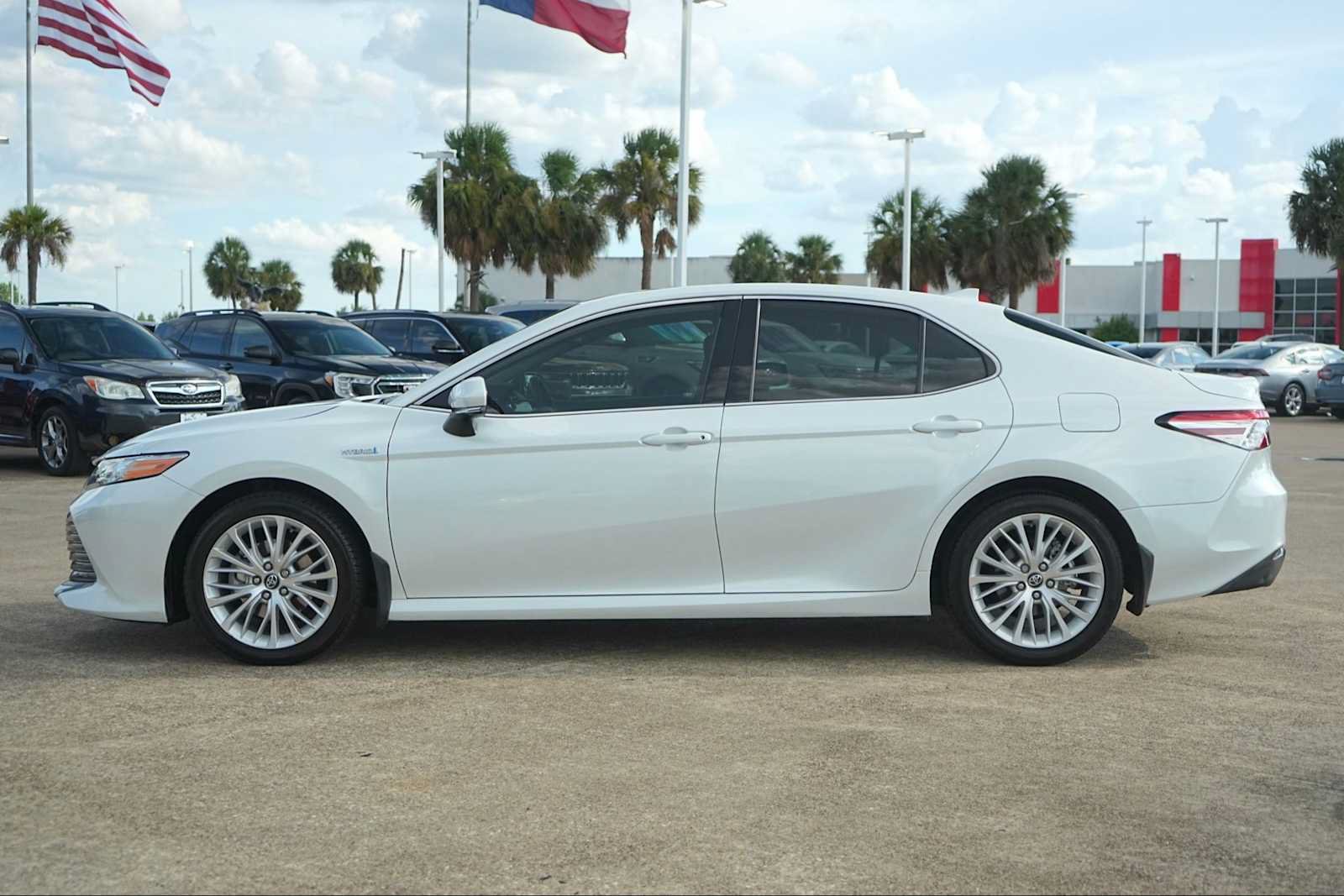 Used 2020 Toyota Camry XLE FWD image 3