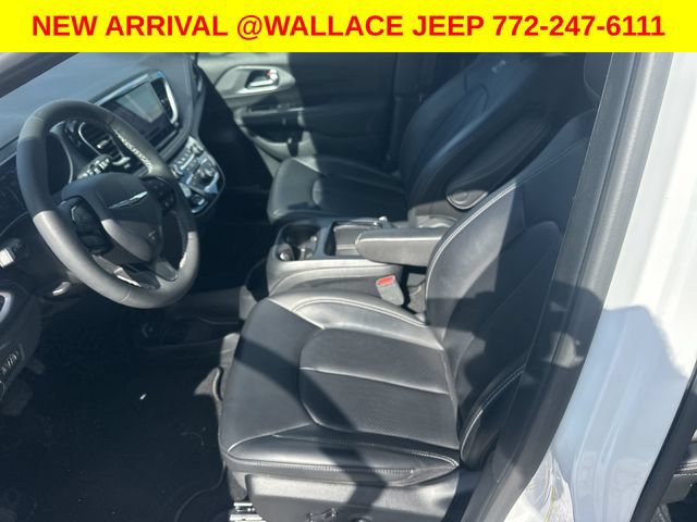 Used 2023 Chrysler Pacifica Touring-L w/ S Appearance Package AWD/4WD image 13