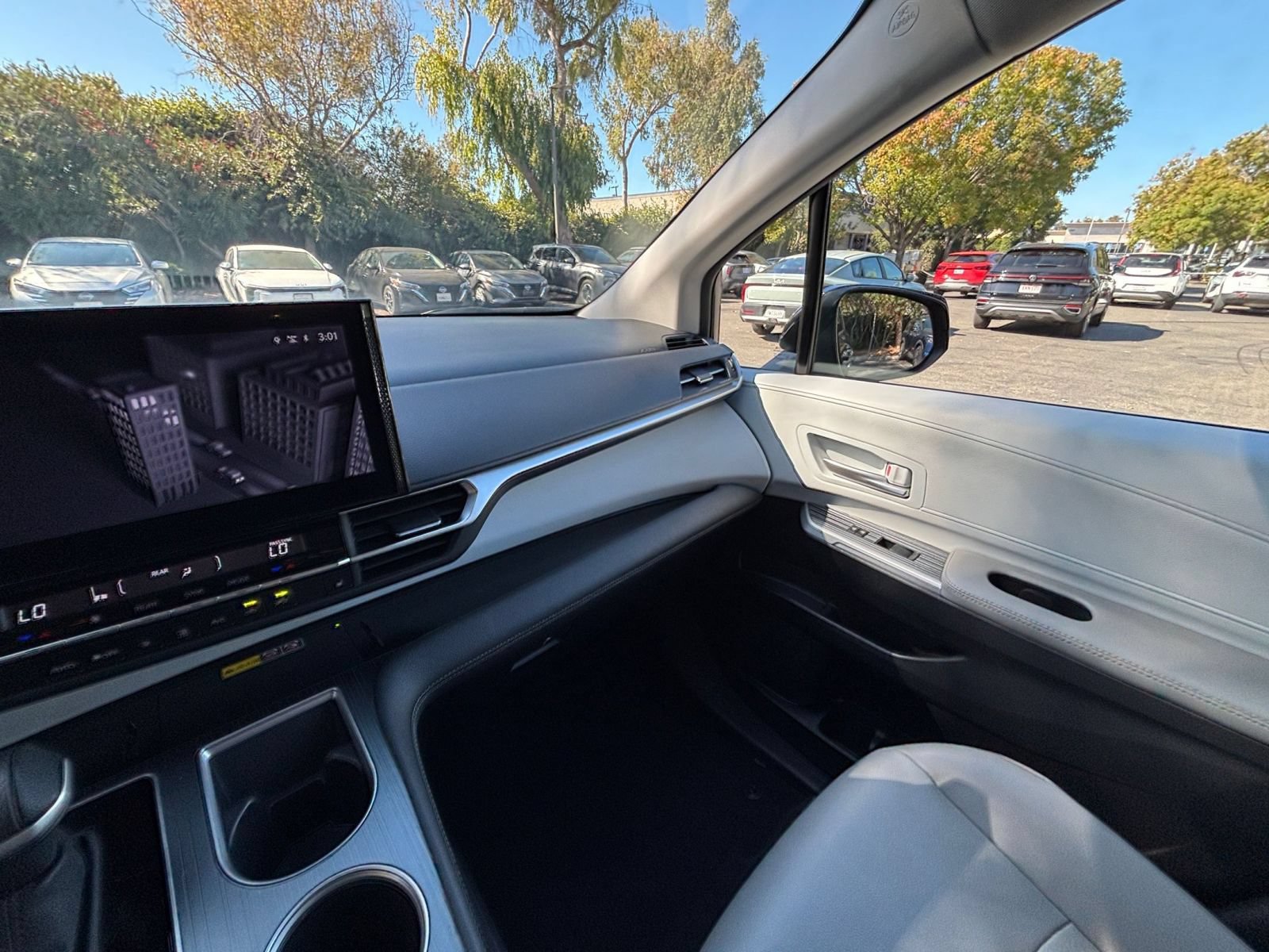Used 2025 Toyota Sienna XLE FWD image 37