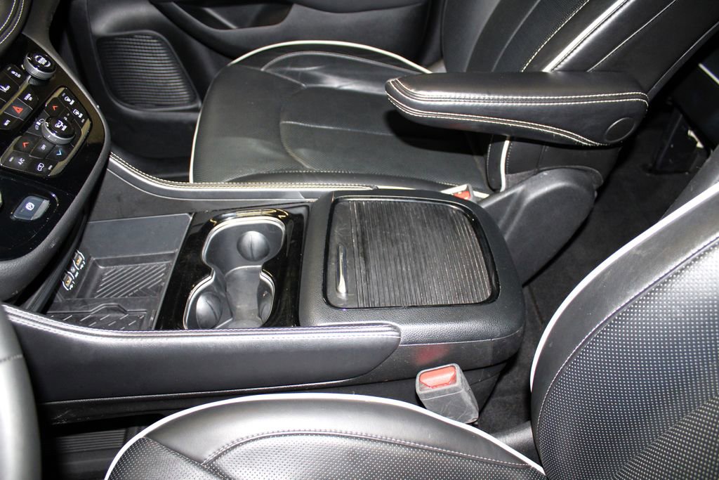 Used 2025 Chrysler Pacifica Limited image 24