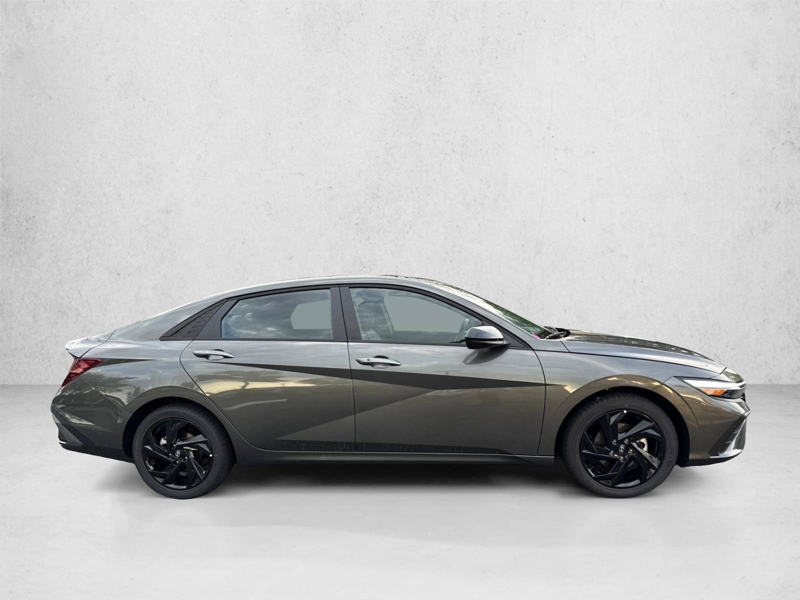 New 2026 Hyundai Elantra SEL Sport FWD image 4