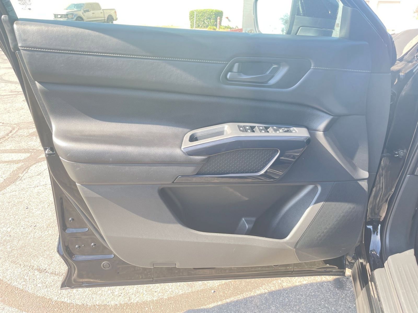 Used 2025 Nissan Pathfinder SV FWD image 18