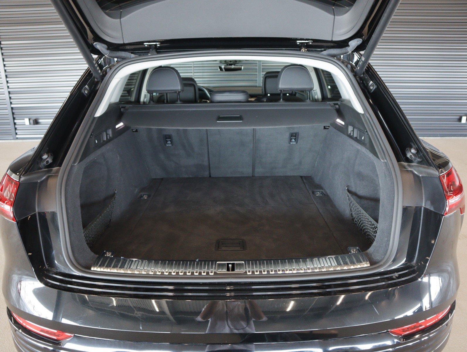 Used 2024 Audi Q8 e-tron Premium AWD/4WD image 9