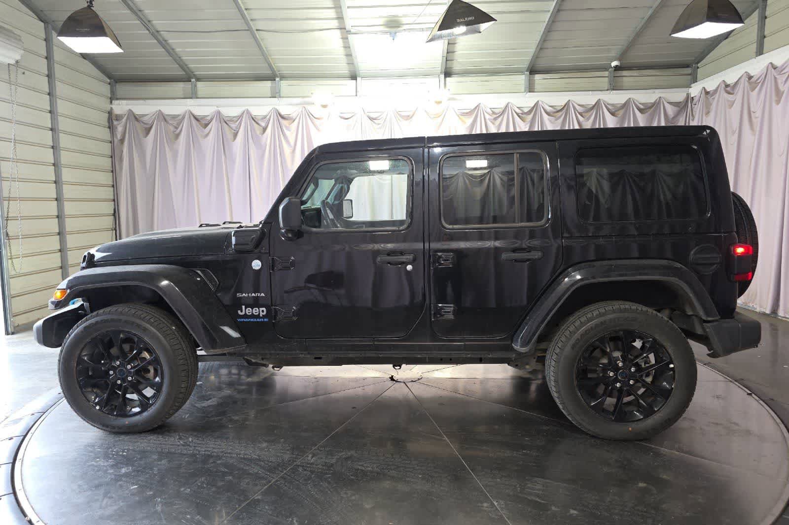Used 2024 Jeep Wrangler Unlimited Sahara AWD/4WD image 6