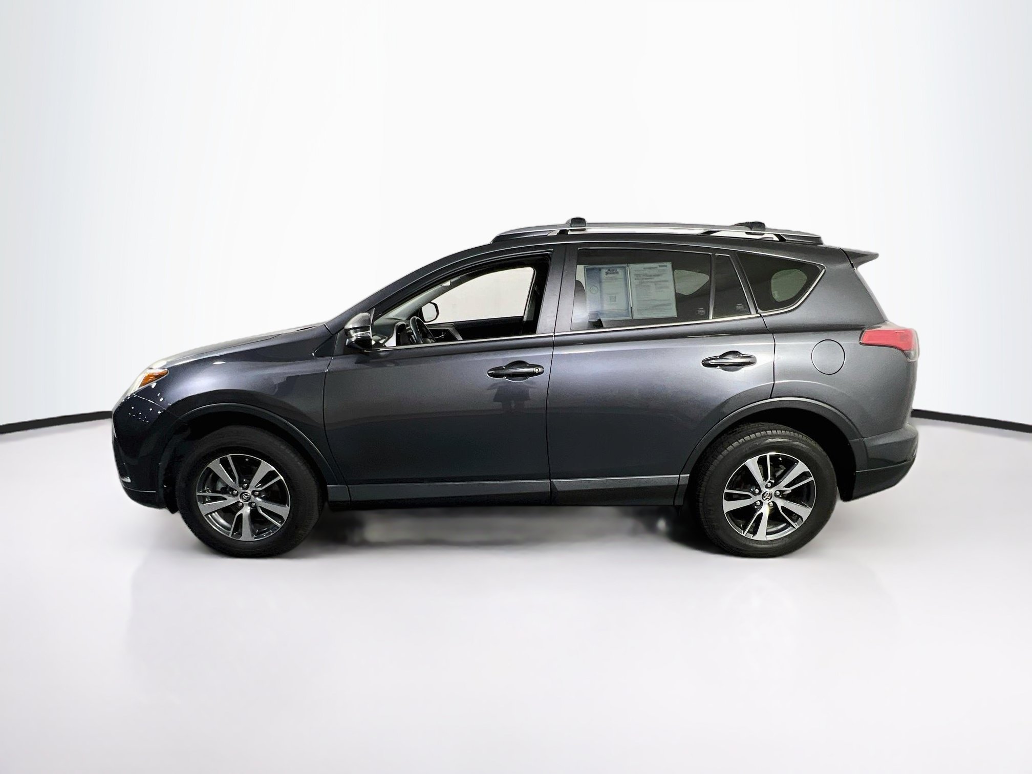 Used 2018 Toyota RAV4 XLE AWD/4WD image 8