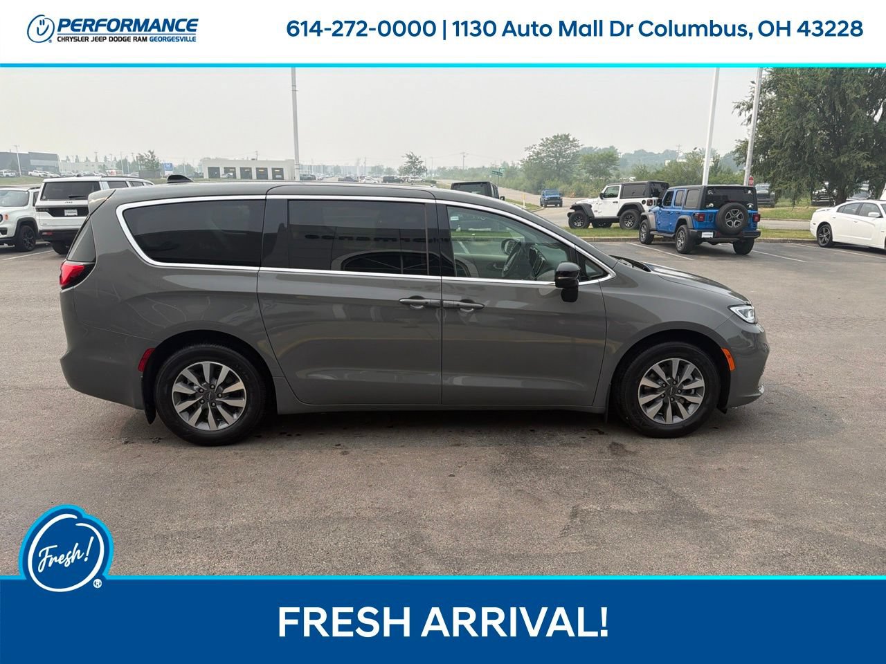 Used 2024 Chrysler Pacifica Limited FWD image 3