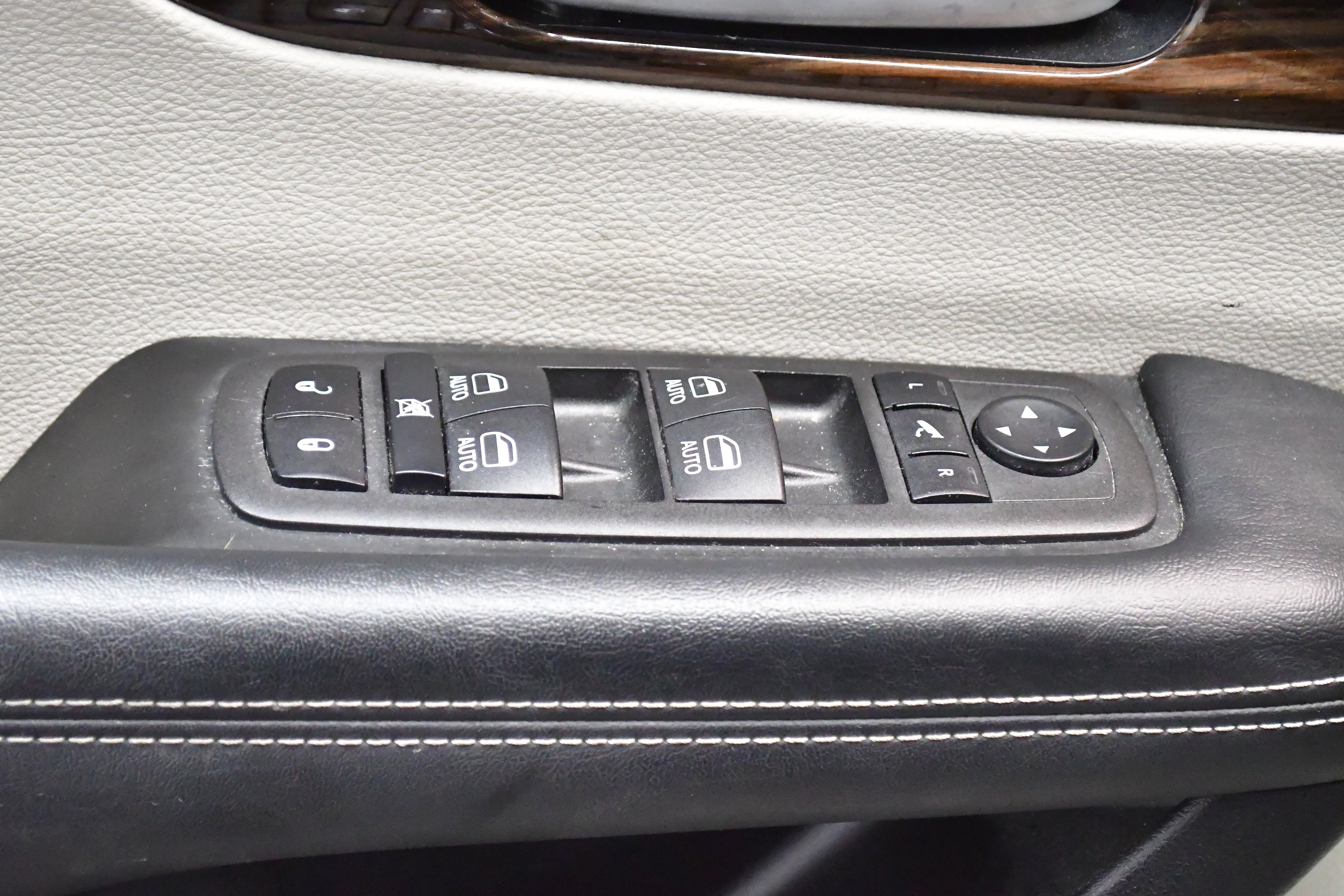 Used 2023 Chrysler Pacifica Limited FWD image 20