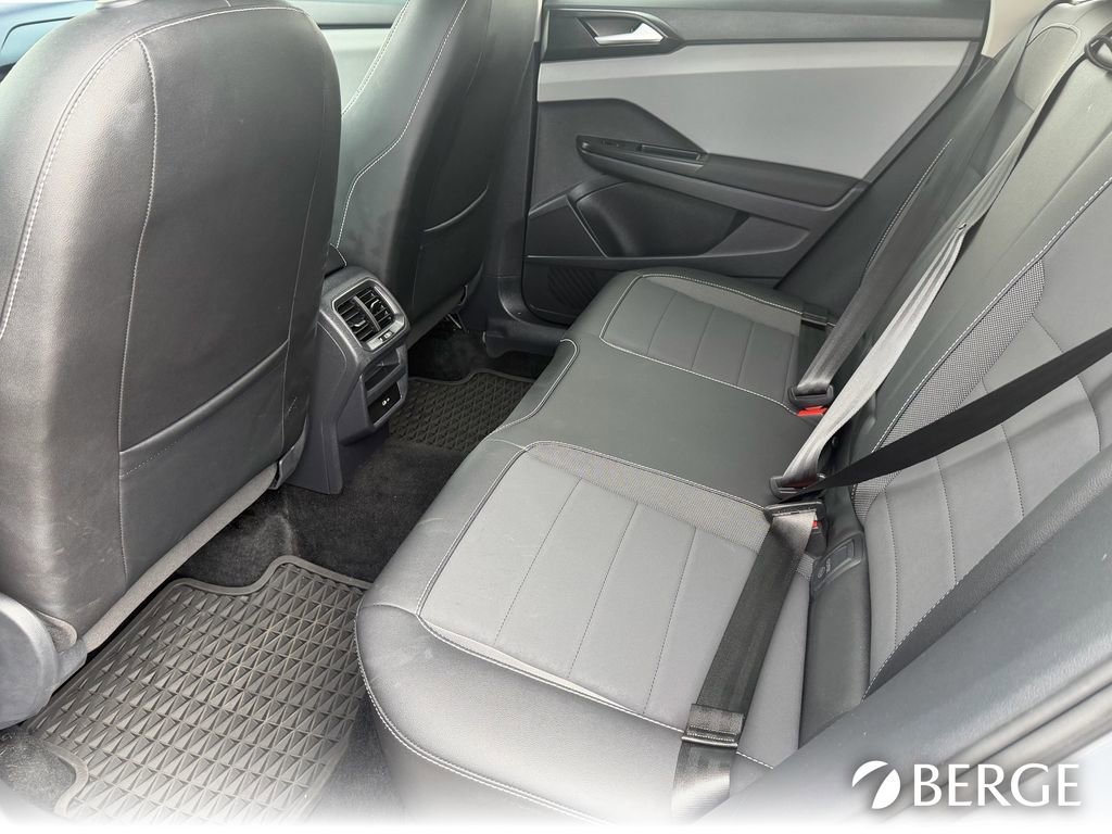 Used 2022 Volkswagen Taos SE FWD image 17