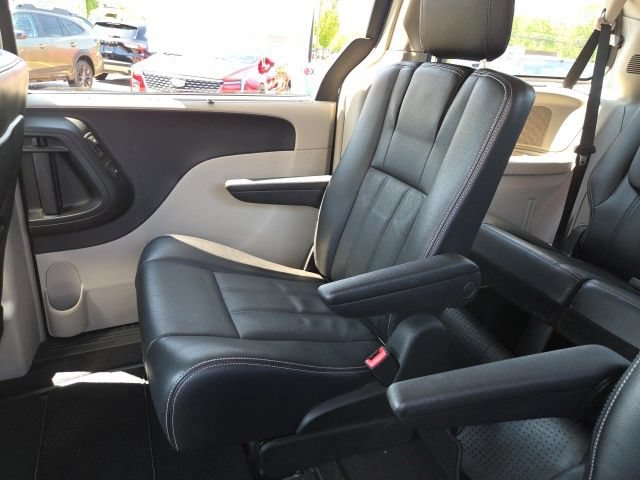 Used 2012 Chrysler Town & Country Touring-L w/ Driver Convenience Group FWD image 25