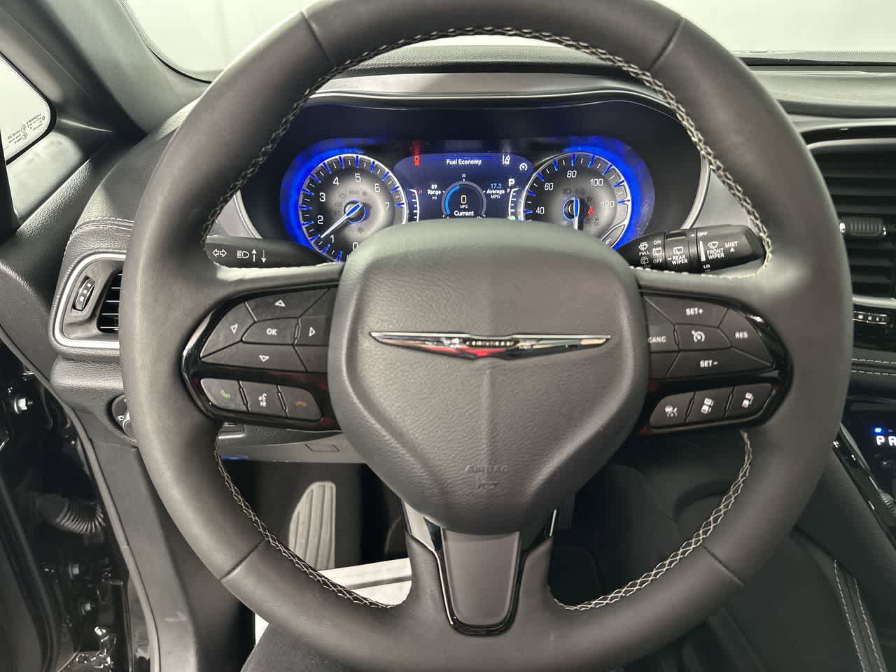 Used 2025 Chrysler Pacifica Limited FWD image 4