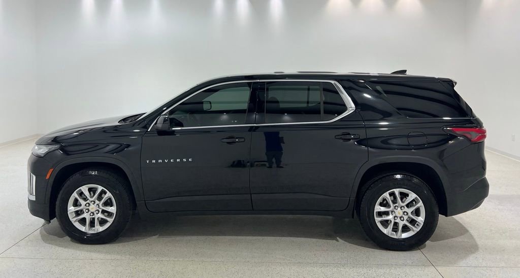 Used 2022 Chevrolet Traverse LS FWD image 2
