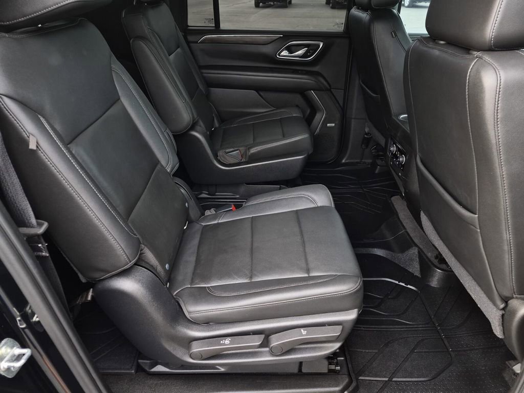 Used 2021 Chevrolet Suburban Z71 w/ Z71 Signature Package image 16