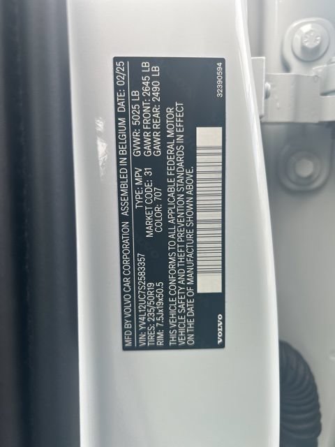 Certified 2025 Volvo XC40 B5 Plus AWD/4WD image 28
