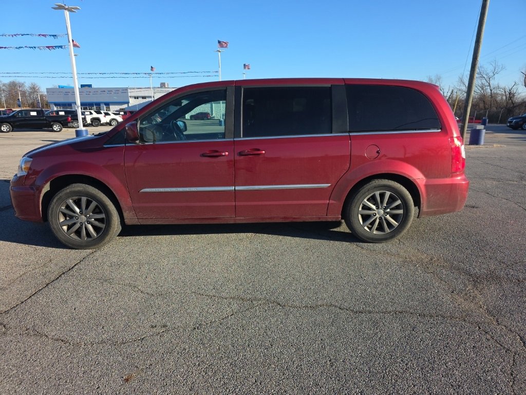 Used 2015 Chrysler Town & Country S image 8