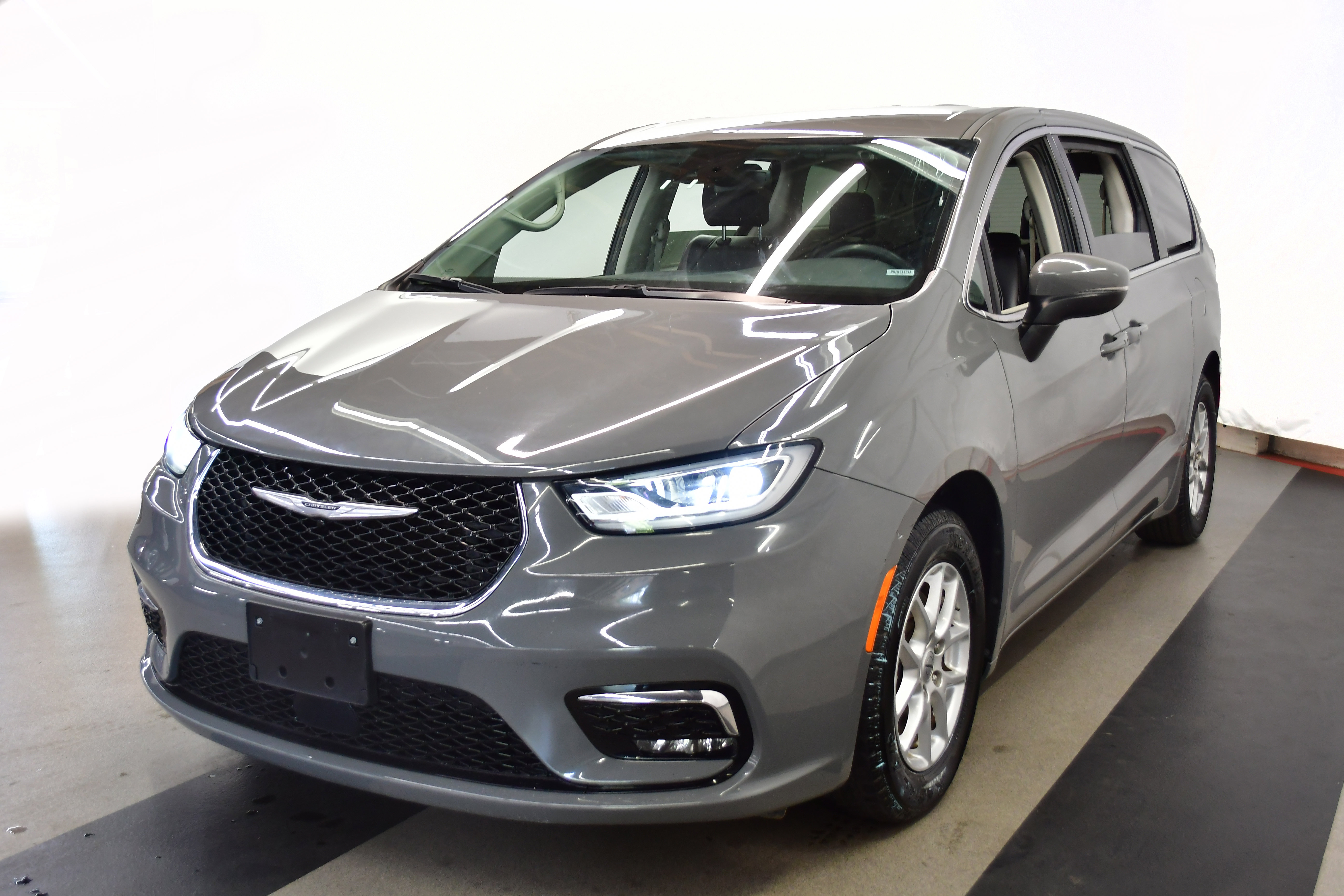 Used 2023 Chrysler Pacifica Touring-L FWD image 4