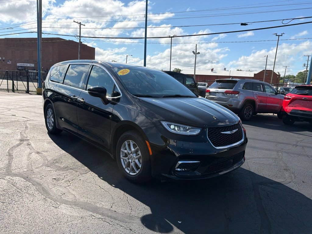 Used 2025 Chrysler Pacifica Select