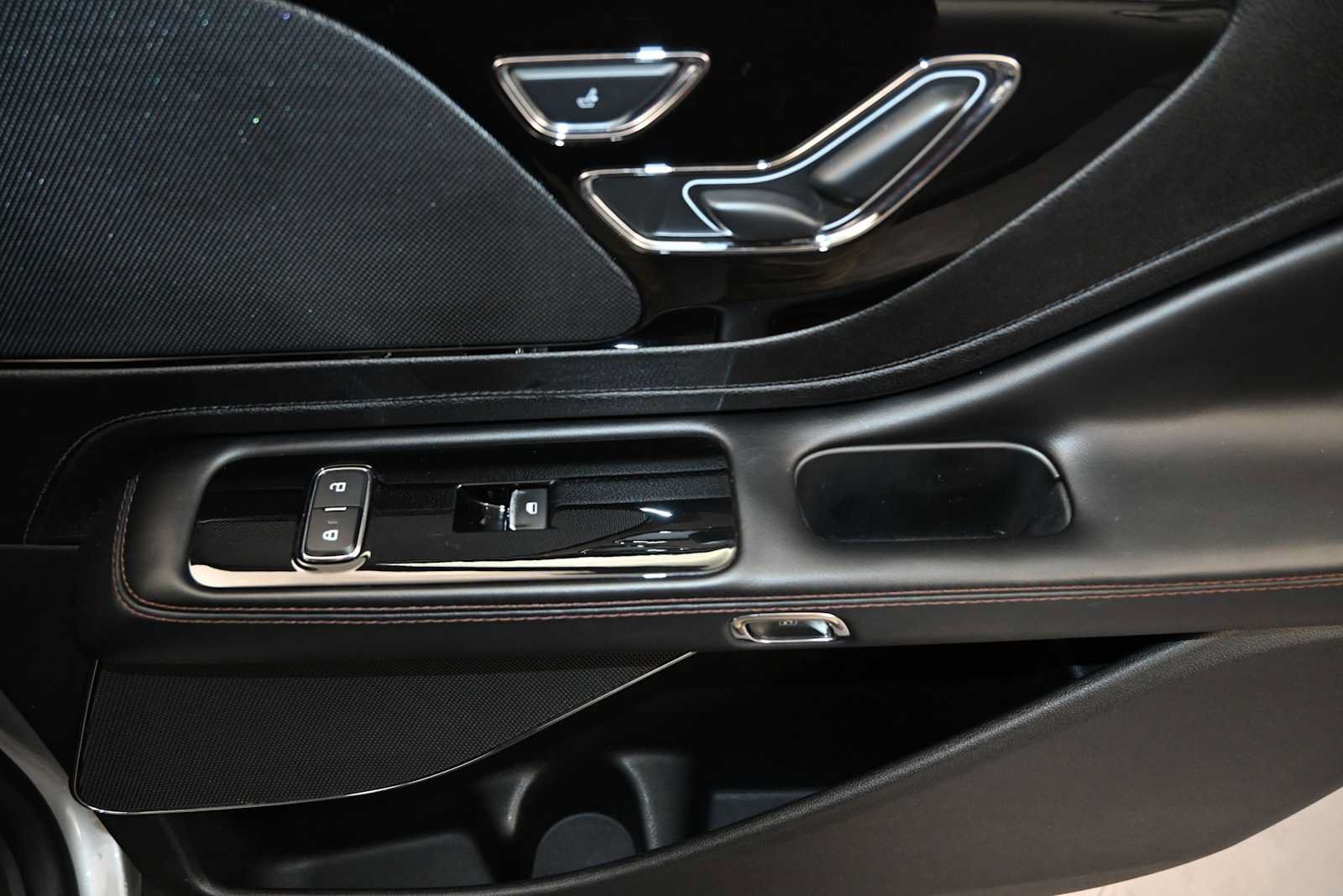Used 2023 Lincoln Aviator AWD w/ Premium Package image 32