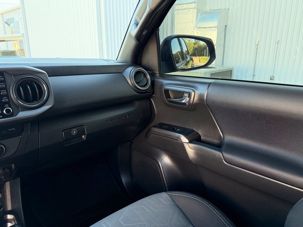 Used 2022 Toyota Tacoma TRD Sport AWD/4WD image 29