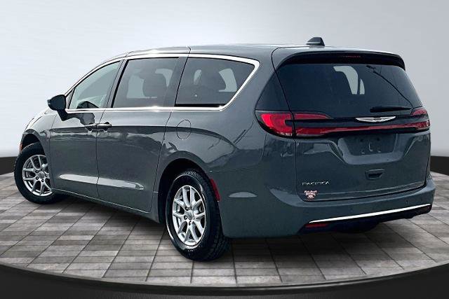 Used 2023 Chrysler Pacifica Touring-L image 2