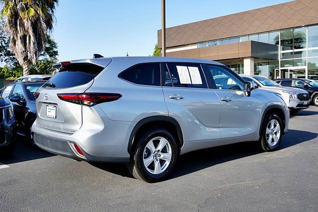 Used 2025 Toyota Highlander LE FWD image 8
