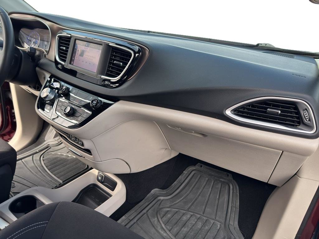 Used 2022 Chrysler Voyager LX image 11