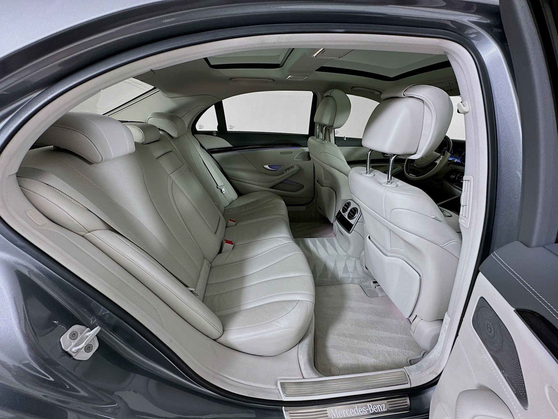 Used 2017 Mercedes-Benz S 550 Sedan image 31