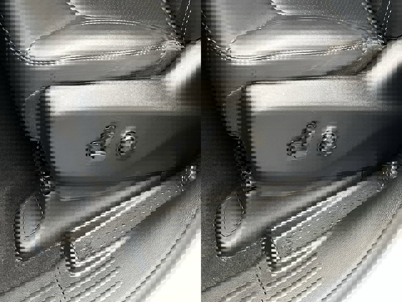 Used 2025 Chrysler Pacifica Select image 9