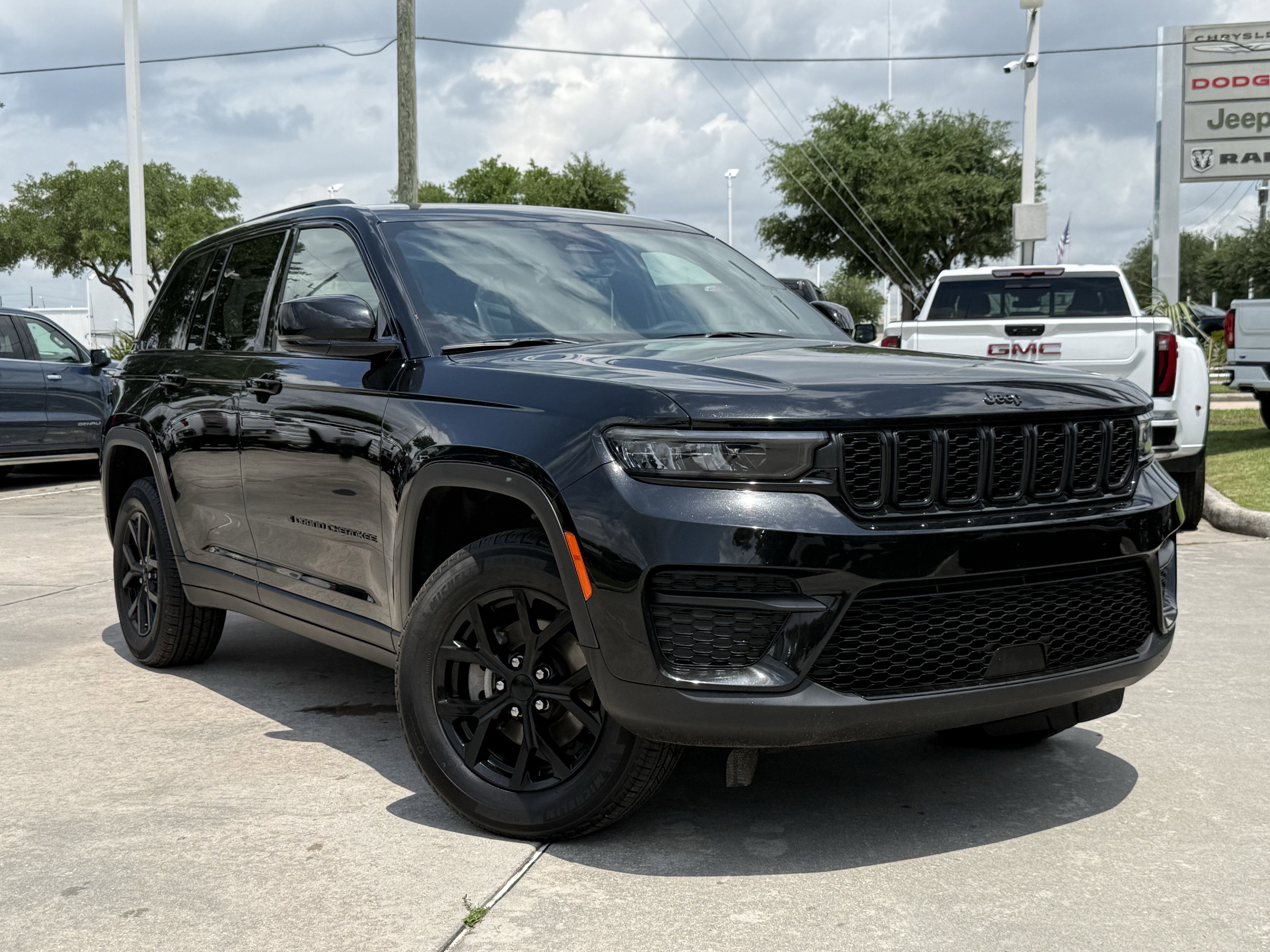 Used 2025 Jeep Grand Cherokee Altitude AWD/4WD image 2