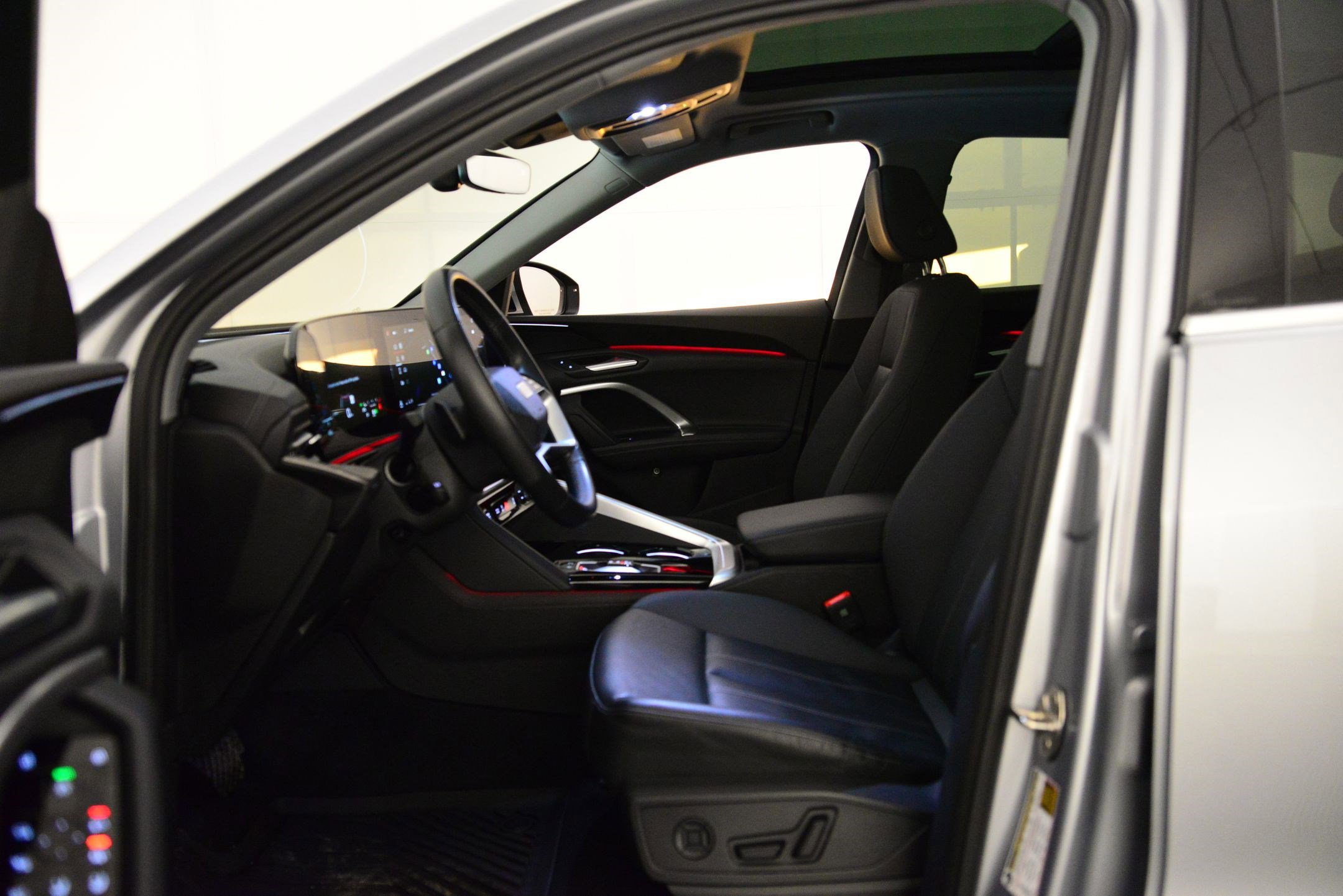 Used 2025 Audi Q5 Premium w/ Convenience Package image 23