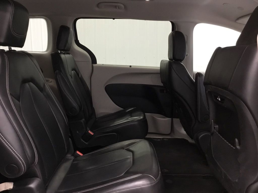 Used 2023 Chrysler Pacifica Touring-L image 19