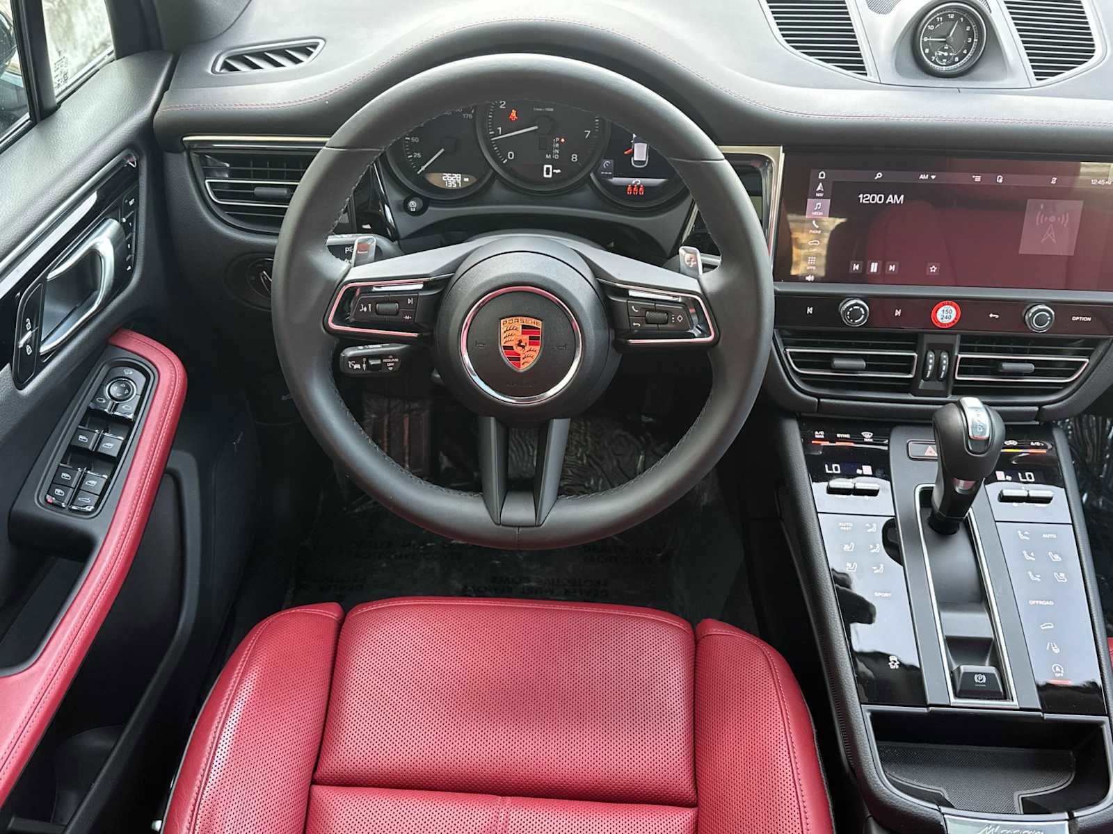 Certified 2025 Porsche Macan AWD/4WD image 15