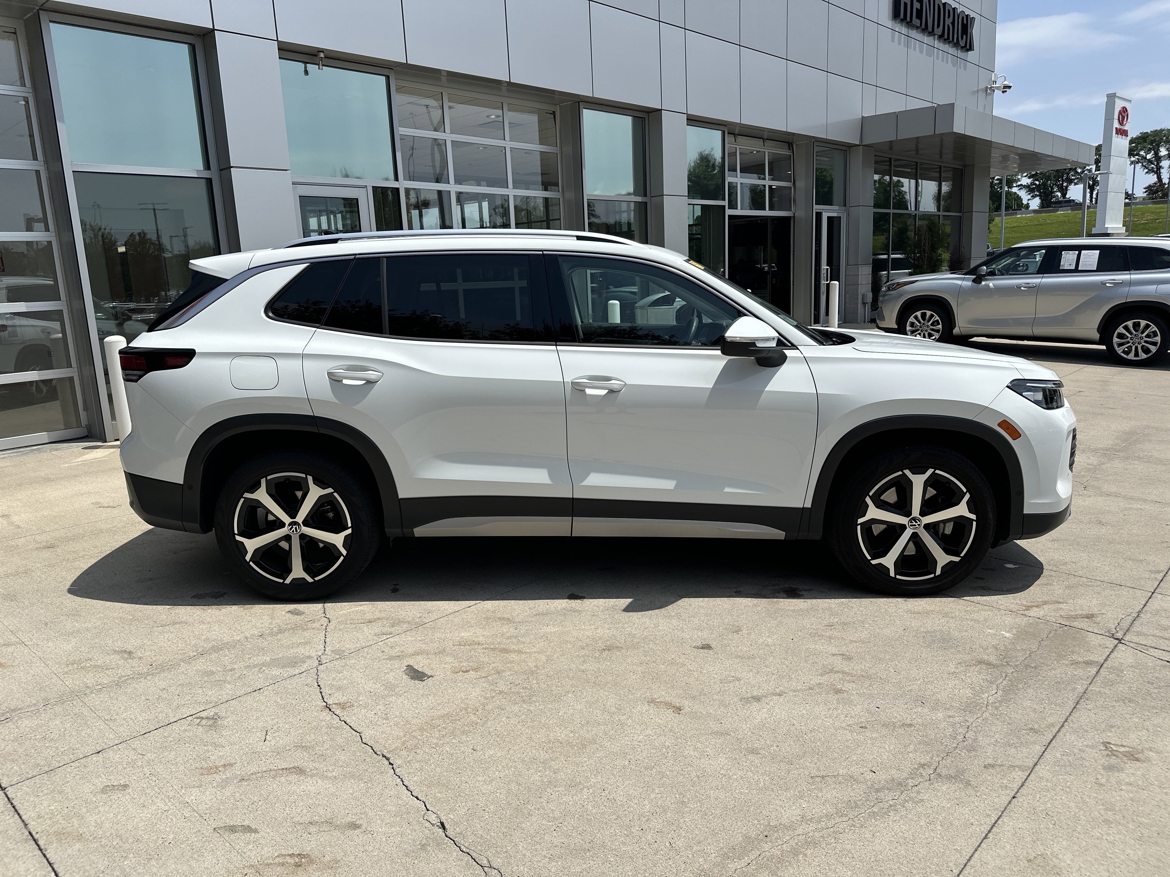 Used 2025 Volkswagen Tiguan SE AWD/4WD image 10