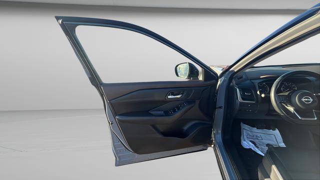 Used 2023 Nissan Rogue SV w/ SV Premium B Package image 9