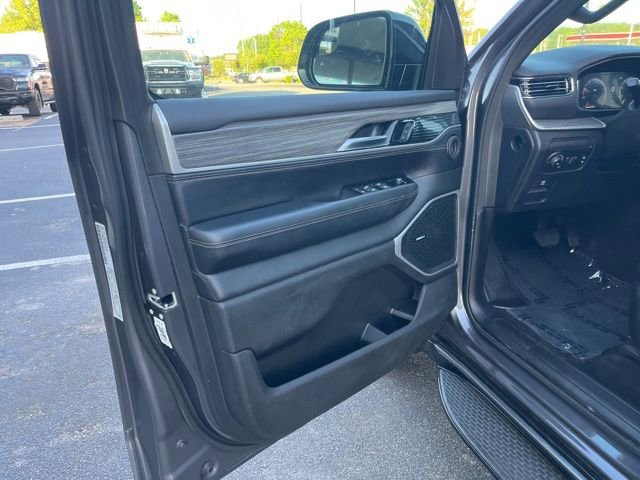 Used 2024 Jeep Wagoneer L Series II w/ Flexible Seating Group AWD/4WD image 5