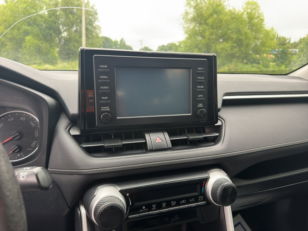 Used 2019 Toyota RAV4 LE FWD image 11