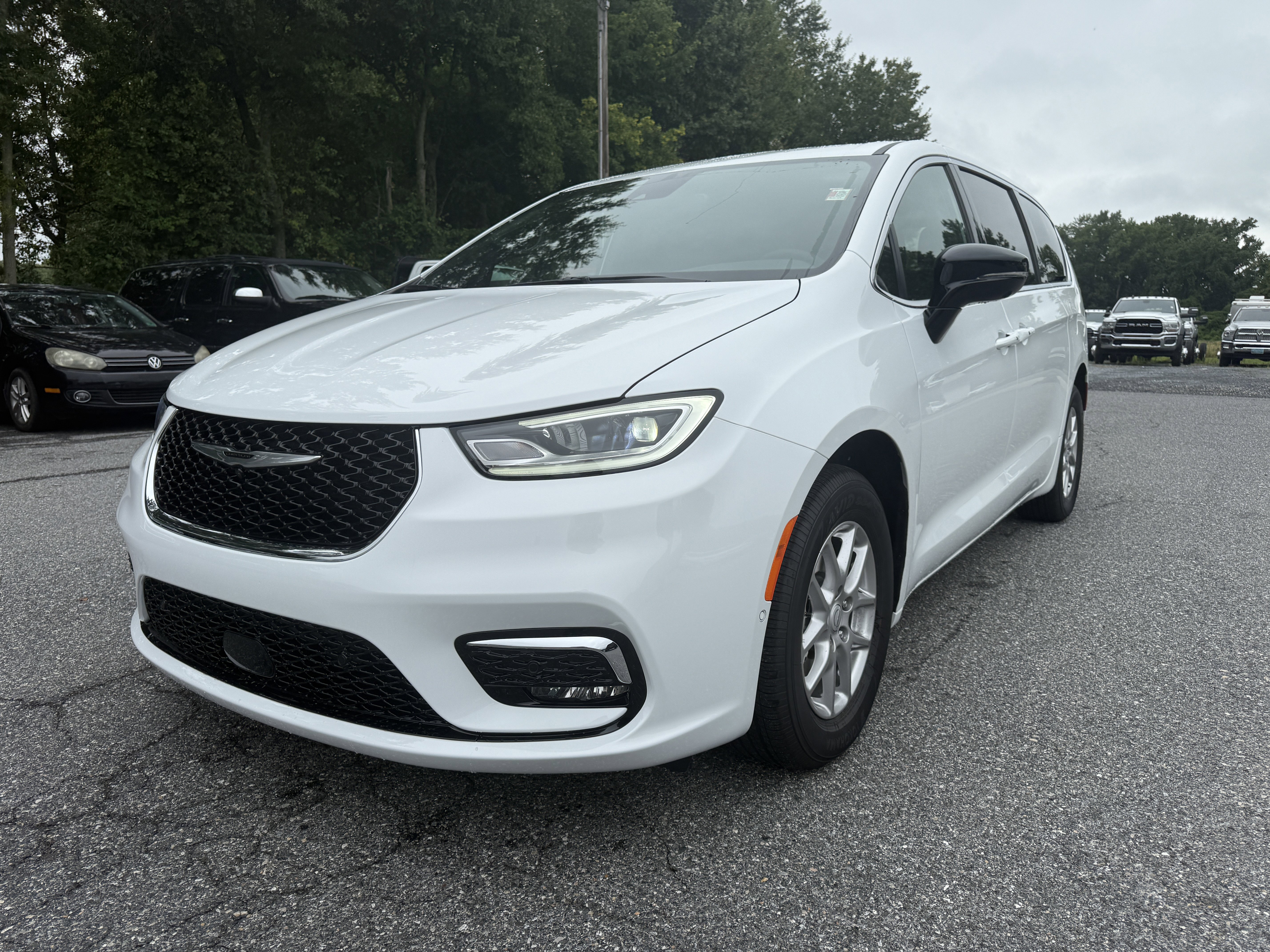 New 2026 Chrysler Pacifica Select image 3