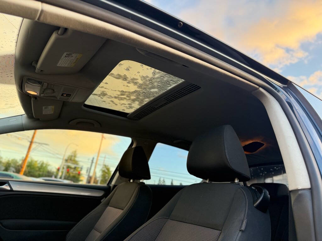 Used 2010 Volkswagen Golf 2-Door image 16