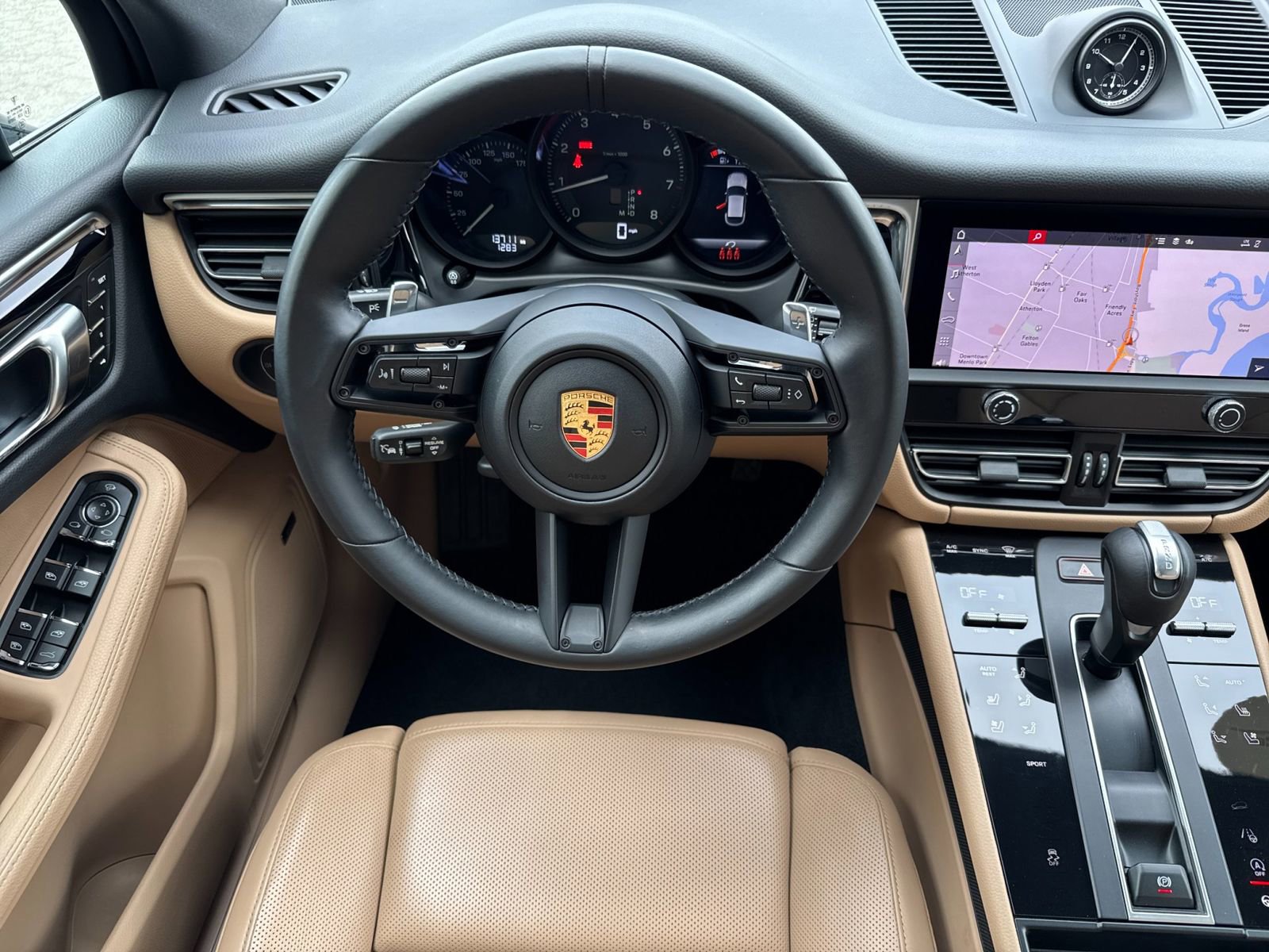 Certified 2023 Porsche Macan image 16