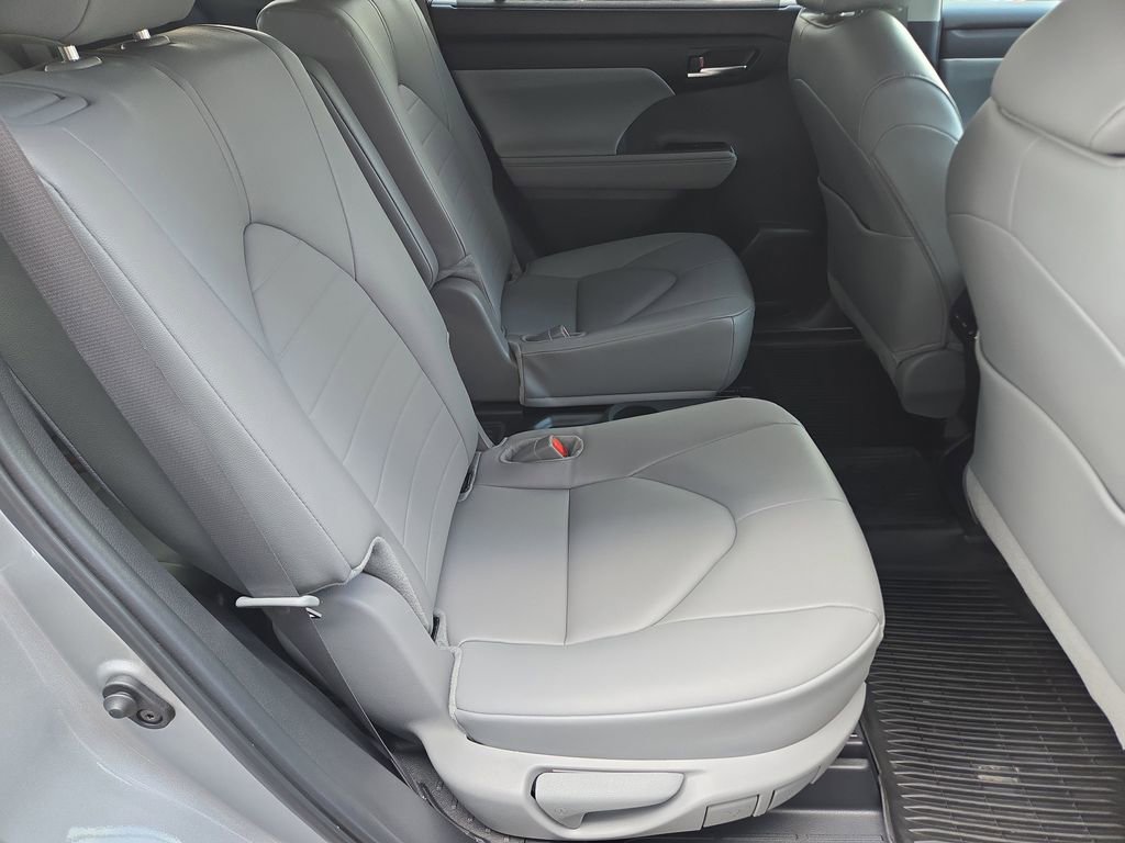 Used 2024 Toyota Highlander LE image 20