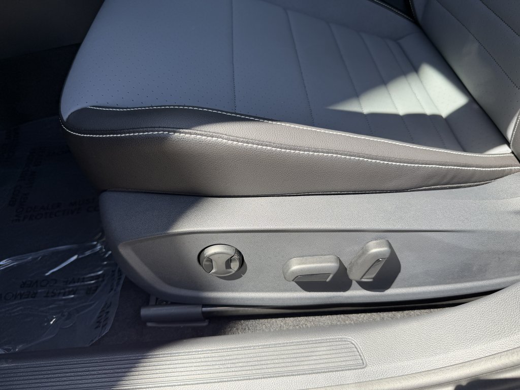 Used 2025 Volkswagen Jetta SE w/ Sunroof Package FWD image 29