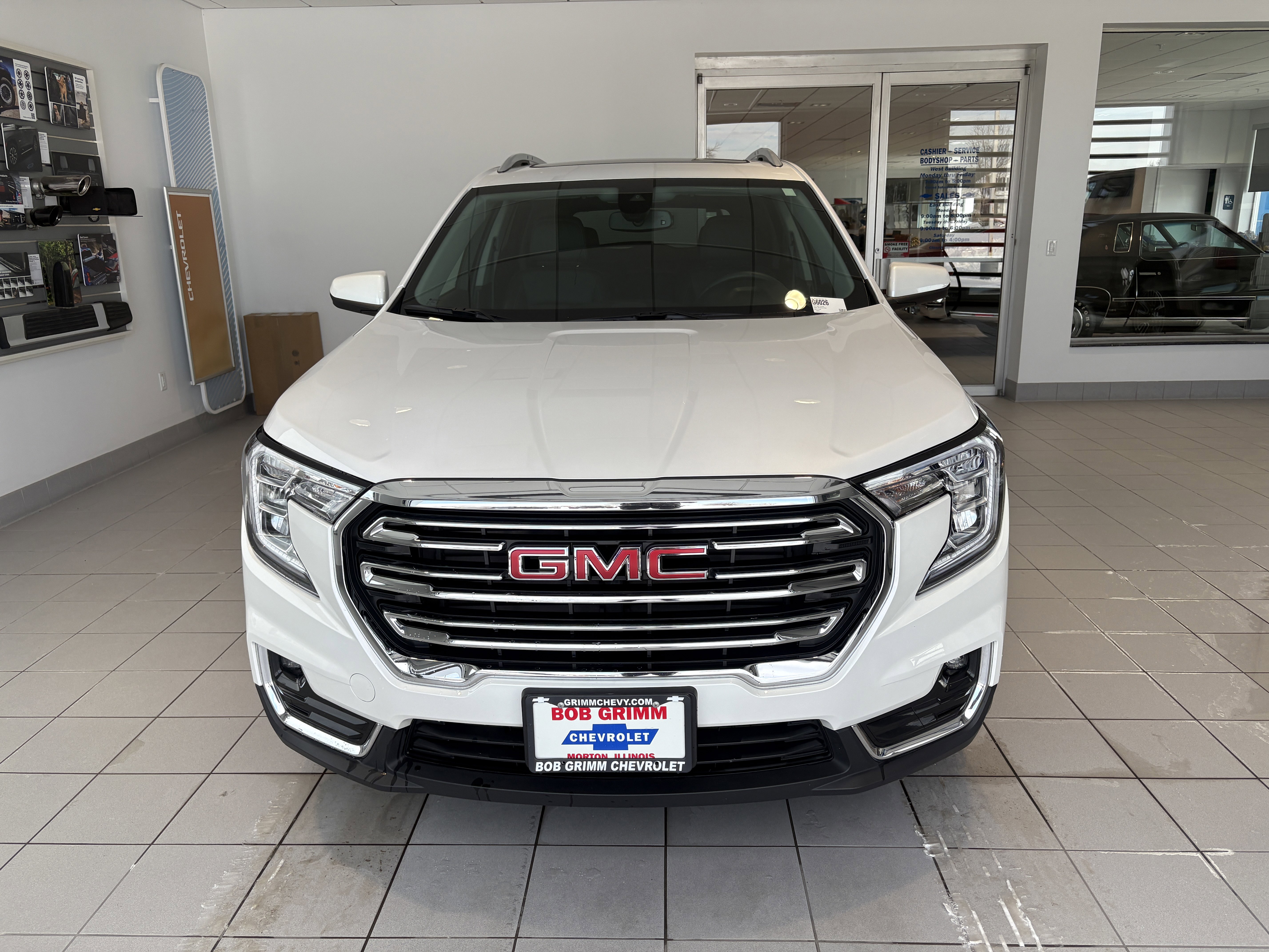 Used 2024 GMC Terrain SLT w/ Infotainment Package II image 5