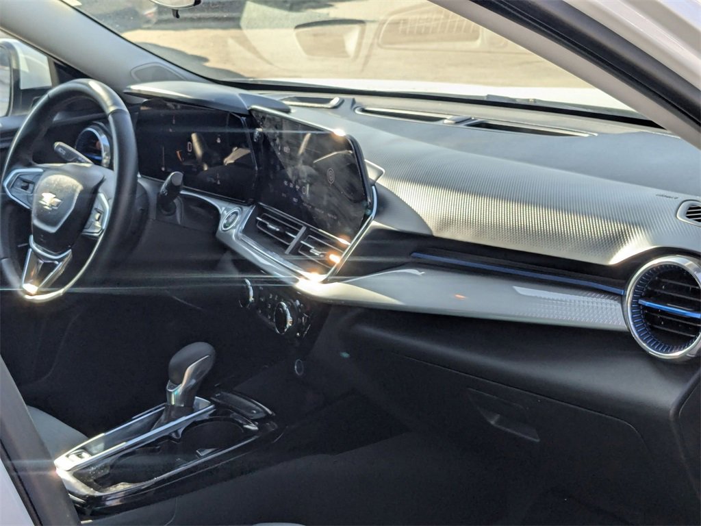 Used 2025 Chevrolet Trax LT w/ LT Convenience Package image 29