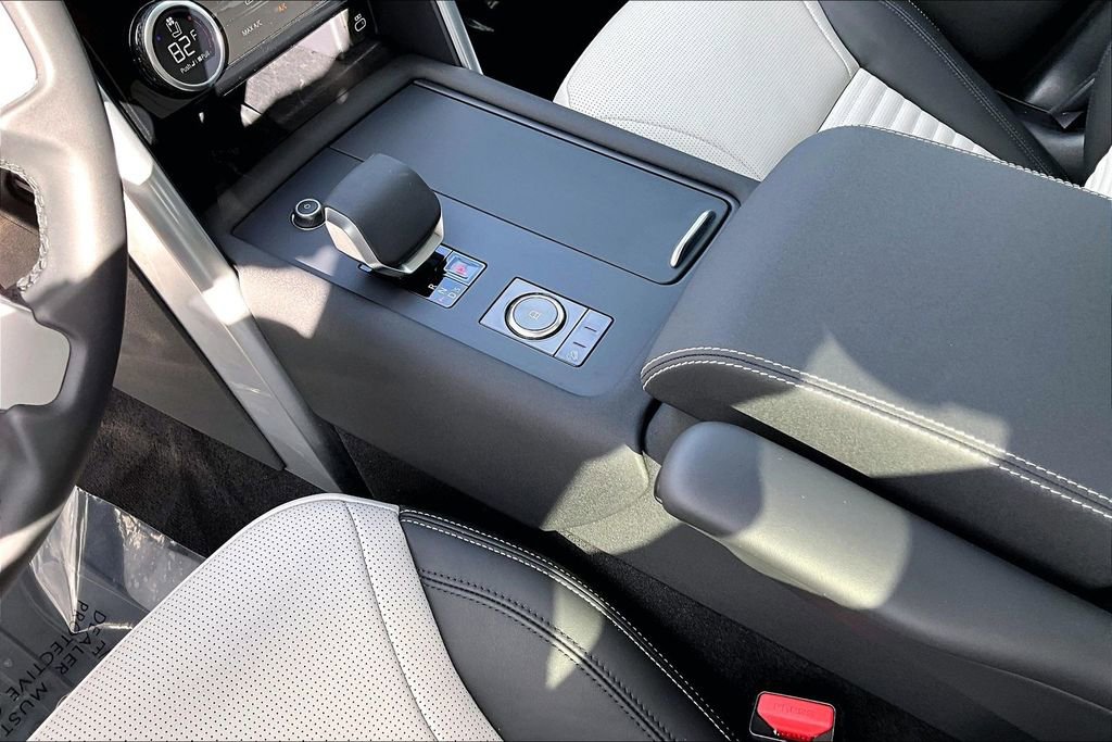 Used 2025 Land Rover Discovery Dynamic SE AWD/4WD image 21